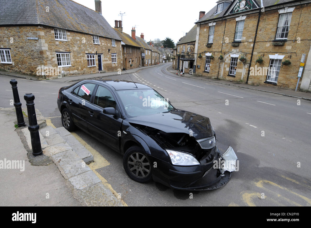 Conscient de la police avis autocollant à une voiture abandonnée, UK Banque D'Images