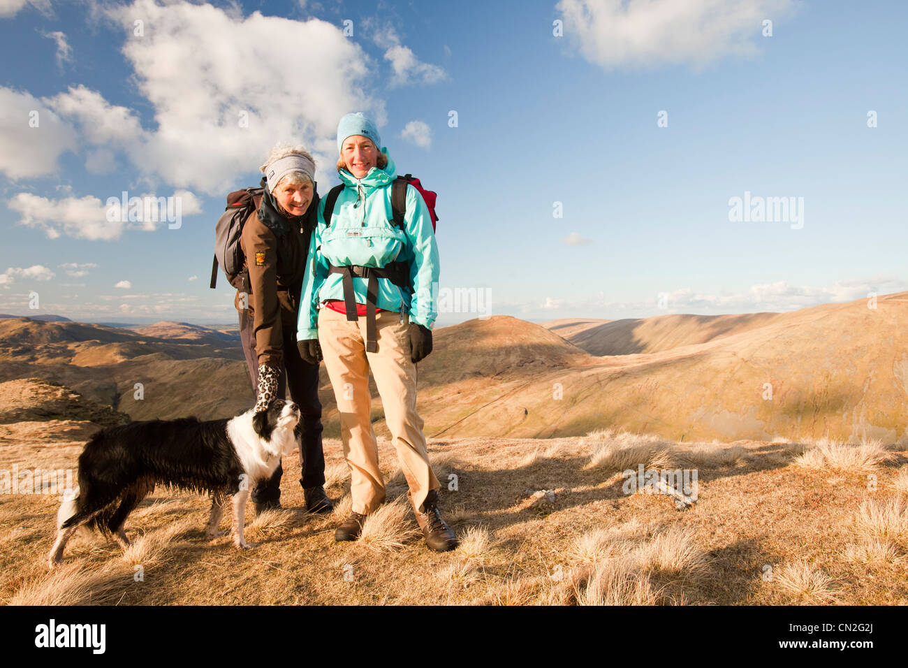 Les promeneurs sur les femmes de rocher gris dans le Lake District, UK. Banque D'Images