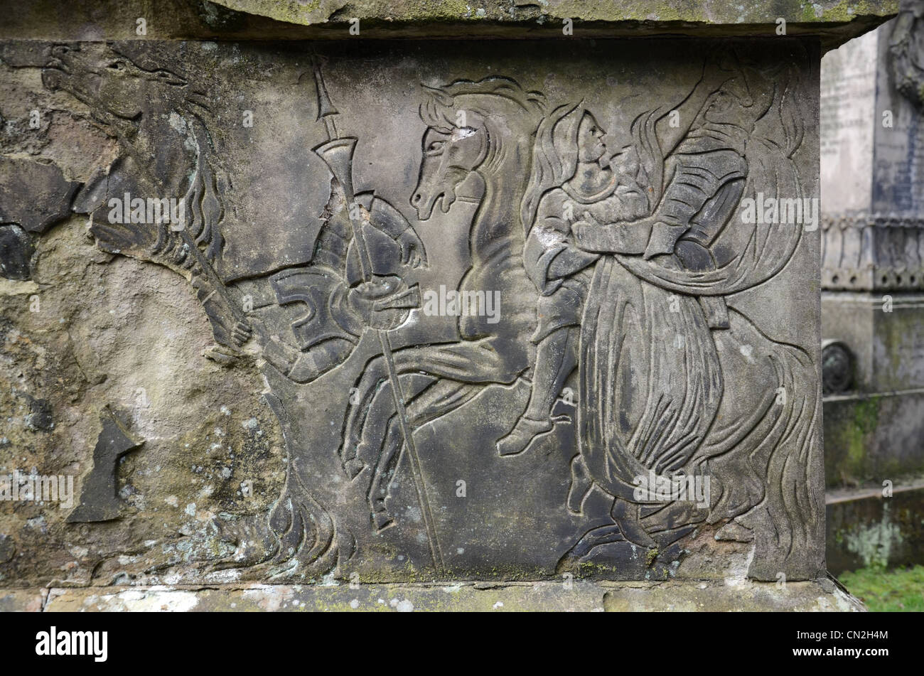 Détail d'une frise et endommagé sur un monument situé dans la nécropole de Glasgow. Banque D'Images