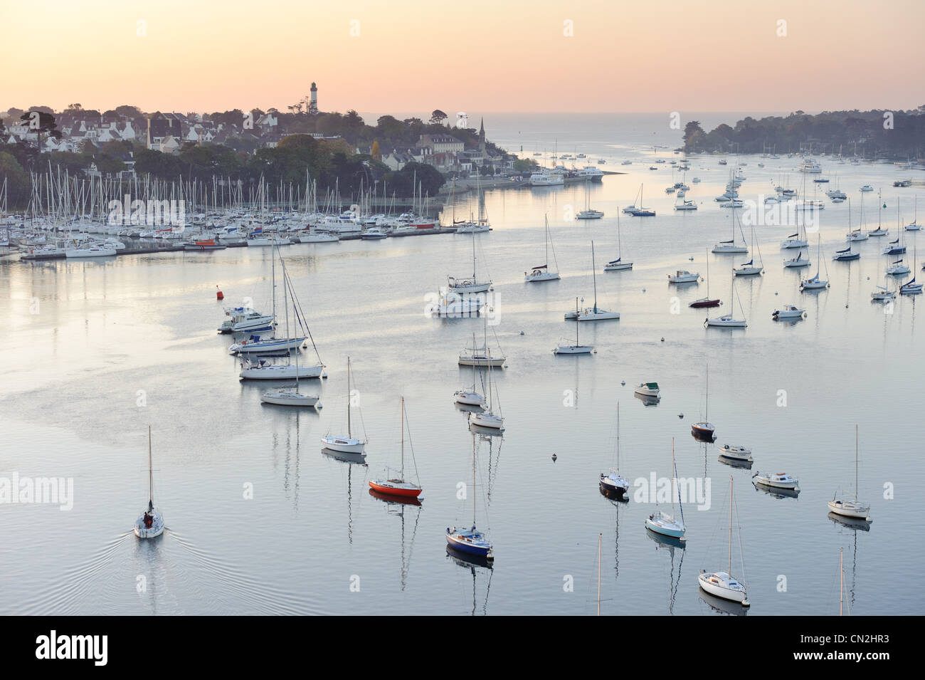 La France, Finistère, Bénodet, l'aube sur le port et la rivière de l'Odet Banque D'Images