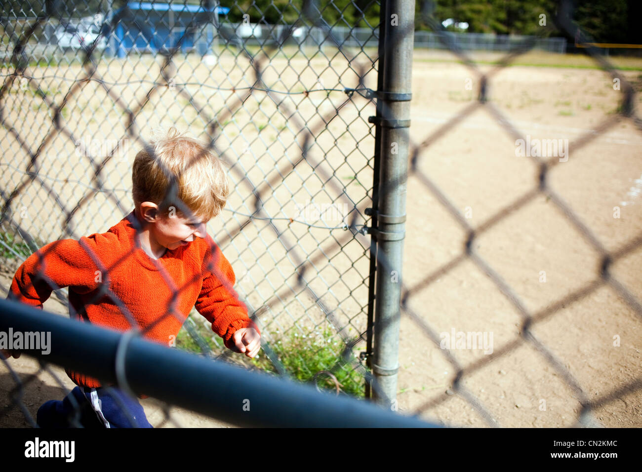 Jeune garçon sur le terrain de baseball Banque D'Images