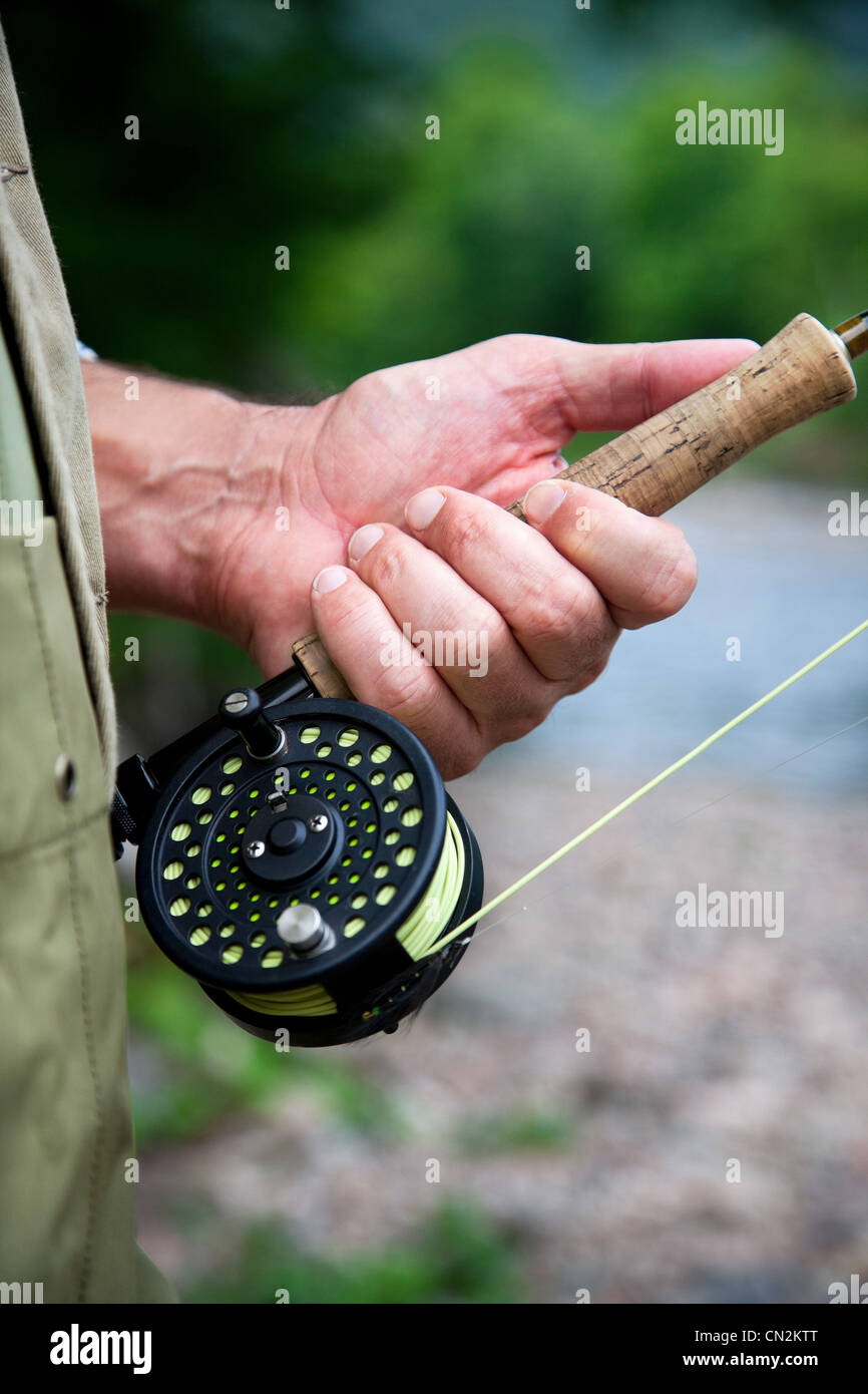 Homme avec canne et moulinet de pêche à la mouche, Close up Banque D'Images