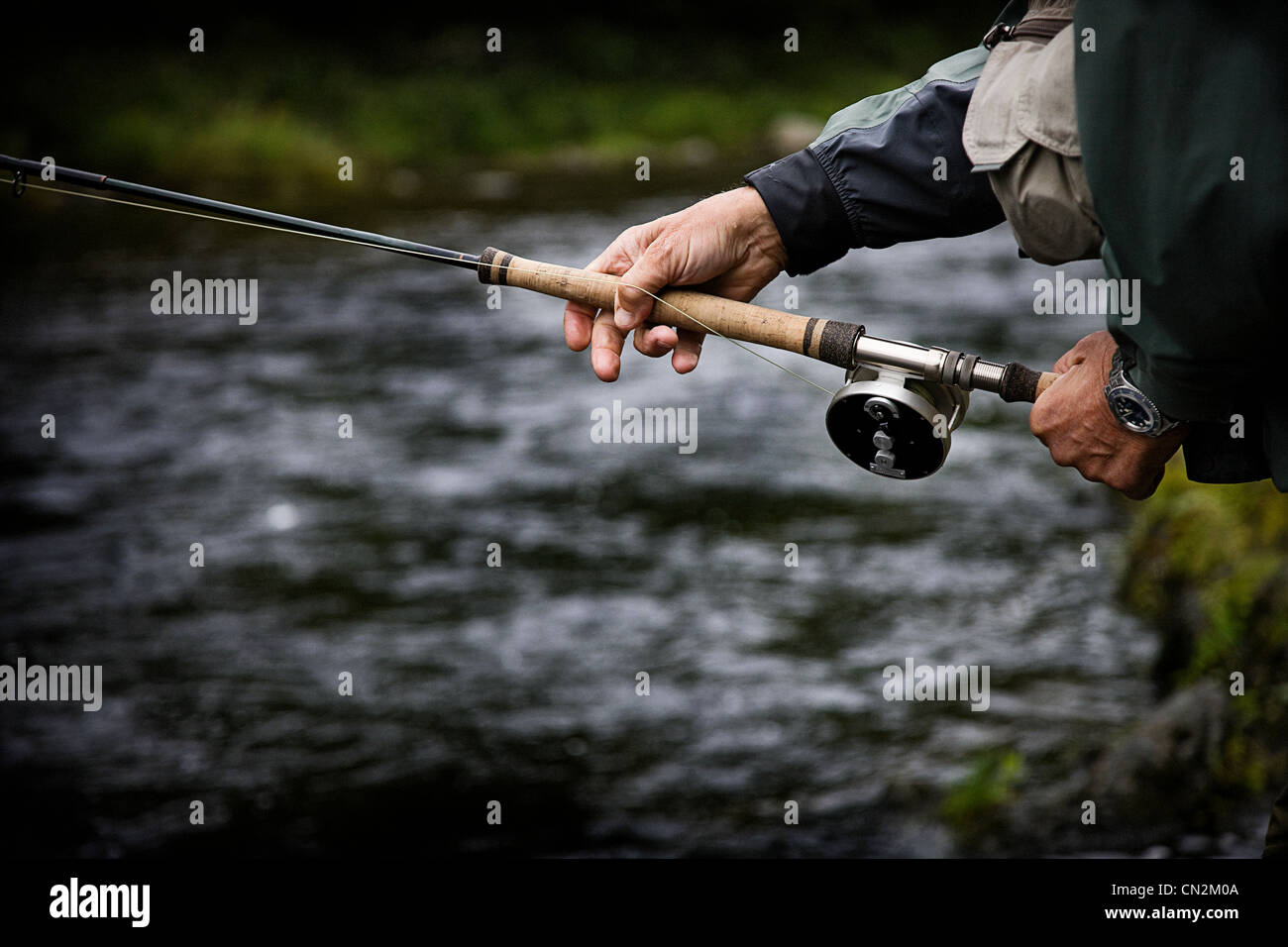 Casting canne à pêche en rivière Margaree, île du Cap-Breton, Nouvelle-Écosse Banque D'Images