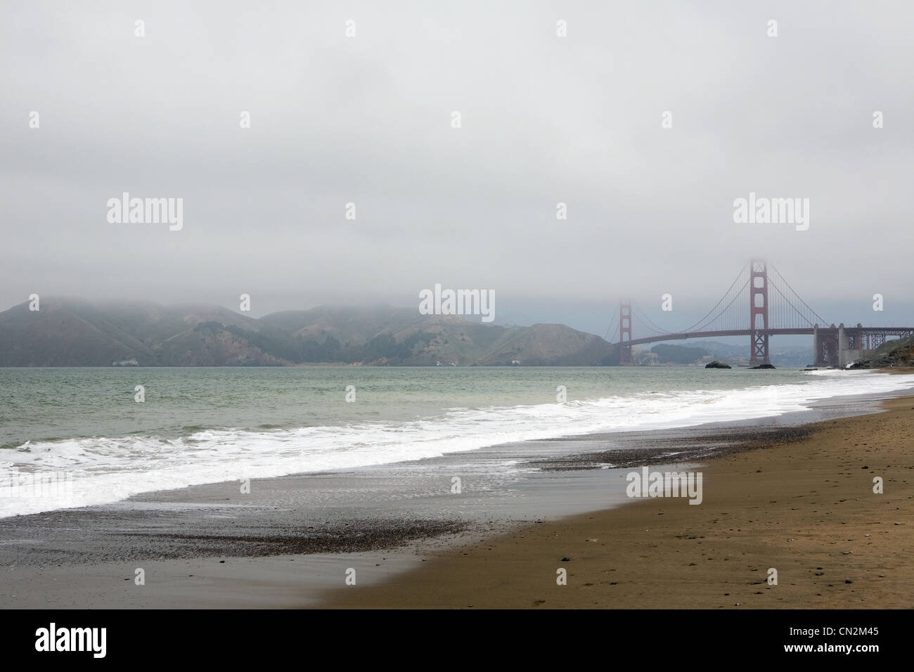 Golden Gate Bridge dans le brouillard, San Francisco, California, USA Banque D'Images