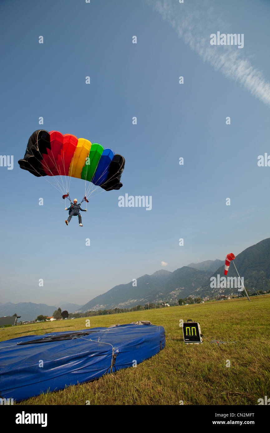 Parachutiste avec parachute sur Locarno, Tessin, Suisse Banque D'Images