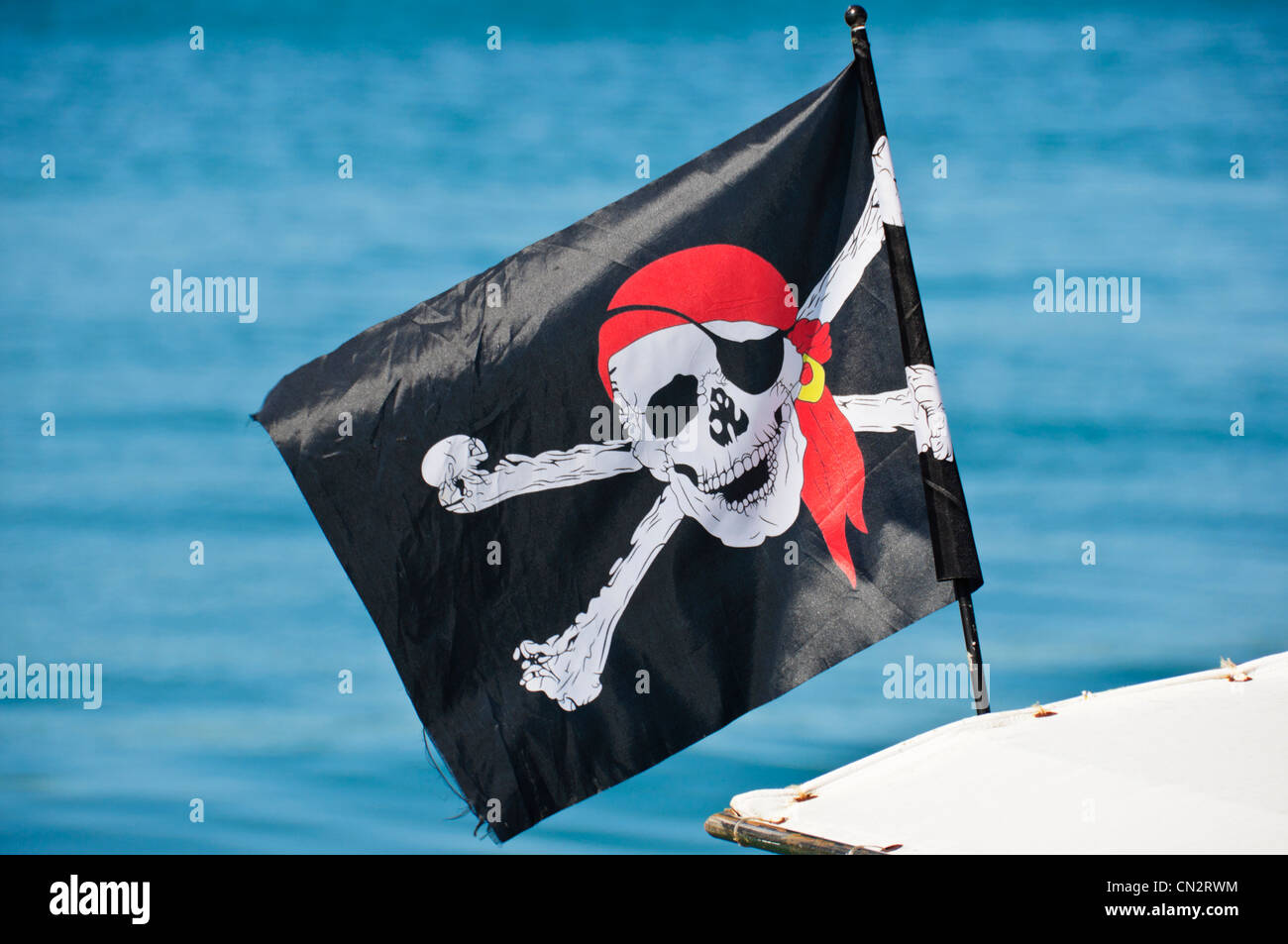 Drapeau pirate souriant foulard rouge black eye patch tête de mort Banque D'Images