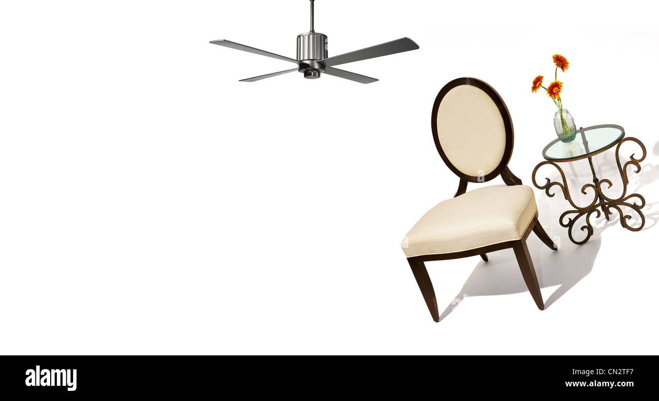 Chaise, Table et ventilateur de plafond Banque D'Images