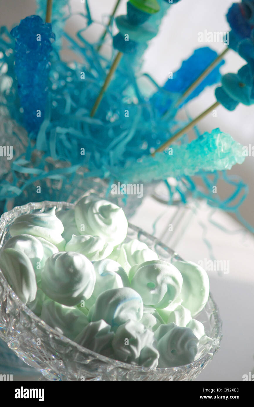 Cookies Meringue bleu avec Blue Rock Candy Banque D'Images