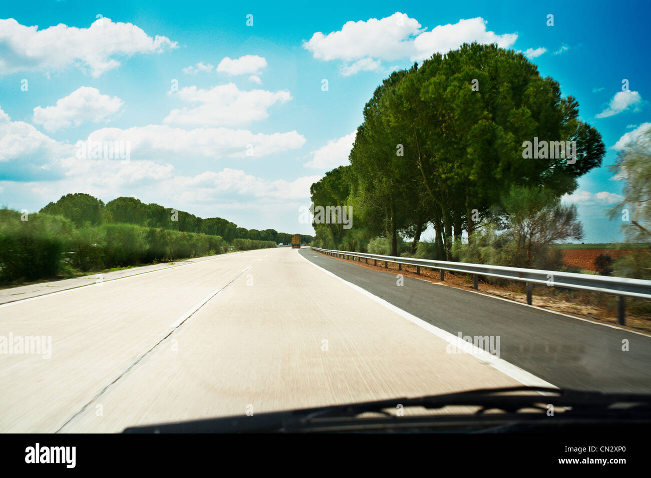 Vue sur la route à travers de pare-brise de voiture Banque D'Images