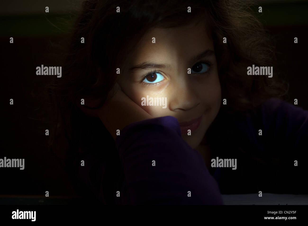 Girl looking at camera de l'obscurité, Close up Banque D'Images