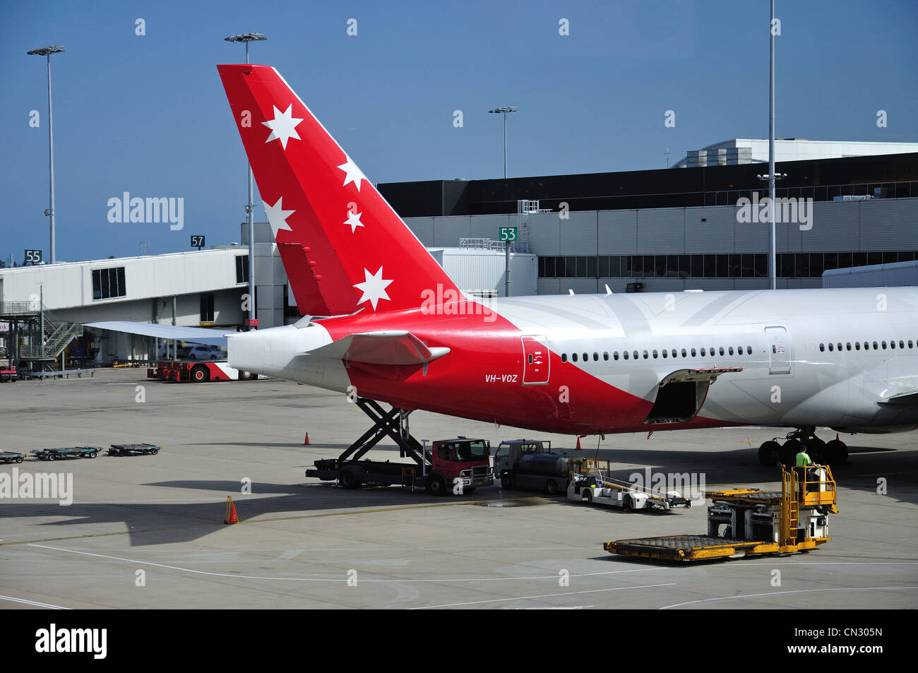 Boeing 777-3chargement Virgin Australia vs avion à Sydney Kingsford Smith (aéroport), Mascot, Sydney, New South Wales, Australia Banque D'Images