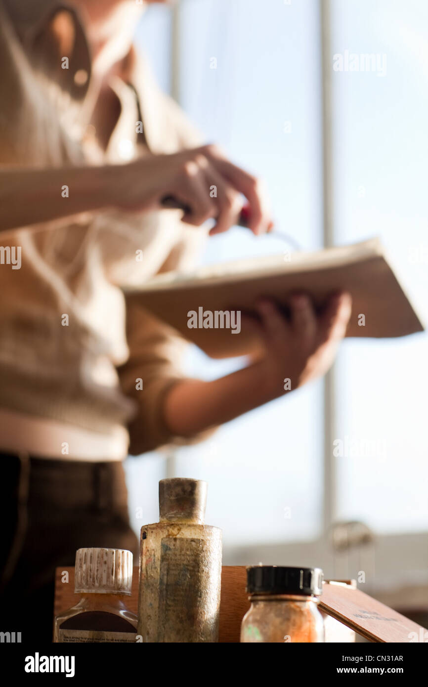 Peinture femme artiste Banque D'Images