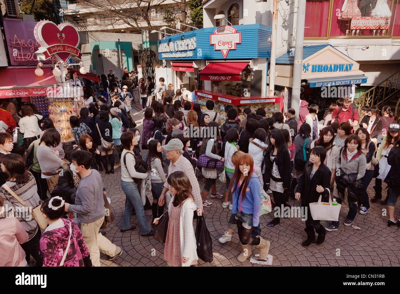 Crêpe concurrentes boutiques 'Marion' et 'Angels Heart' le long de monde Takeshita street, Harajuku, Tokyo, Japon Banque D'Images