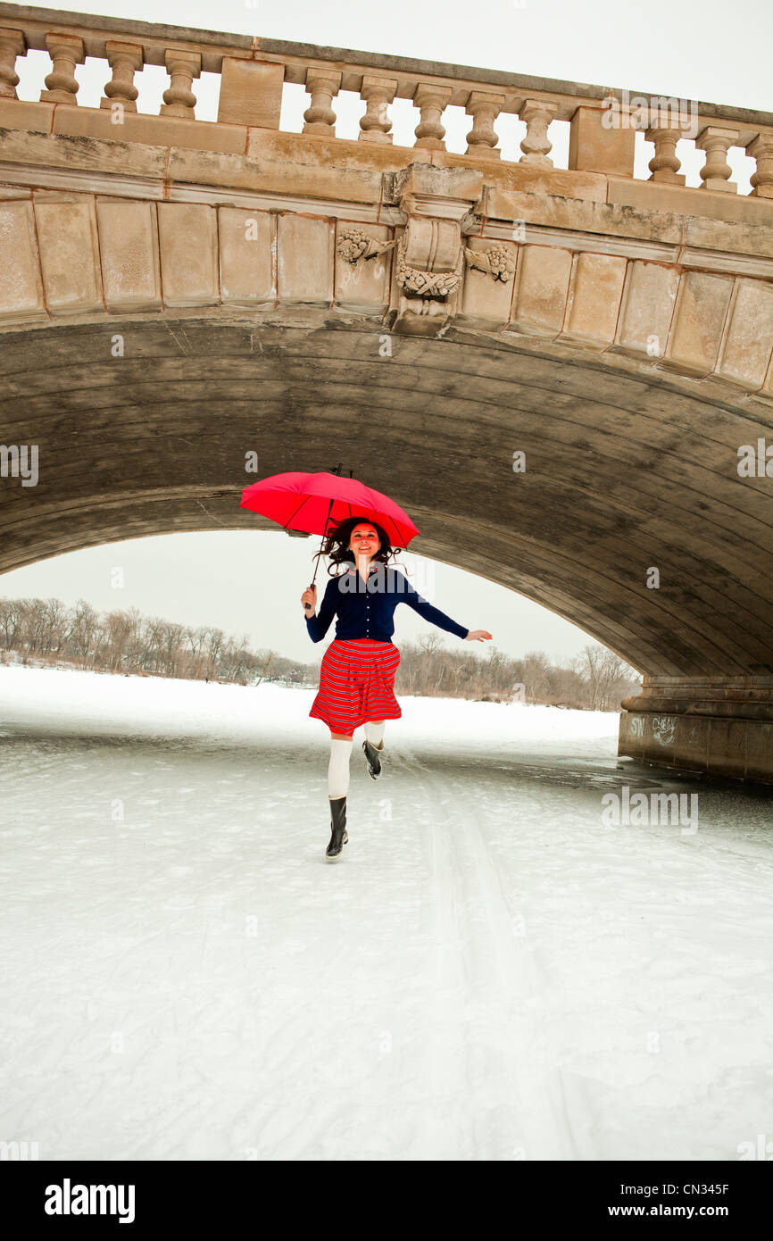 Jeune femme avec parapluie rouge Banque D'Images