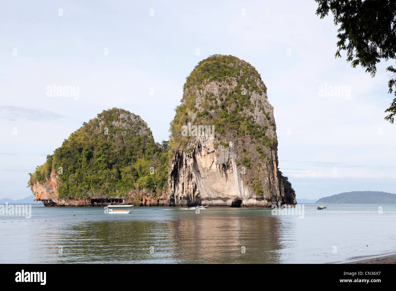 À West Railay, spectaculaires, mais une île rocheuse inhospitalière (Krabi). Un Railay Ouest, spectaculaire mais l'île inhospitalière. Banque D'Images