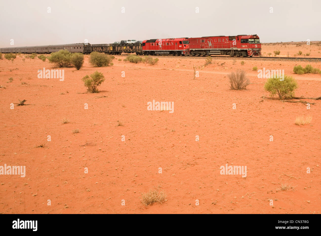 L'Australie, Territoire du Nord, le centre rouge, le Ghan passant dans le désert au sud d'Alice Springs Banque D'Images