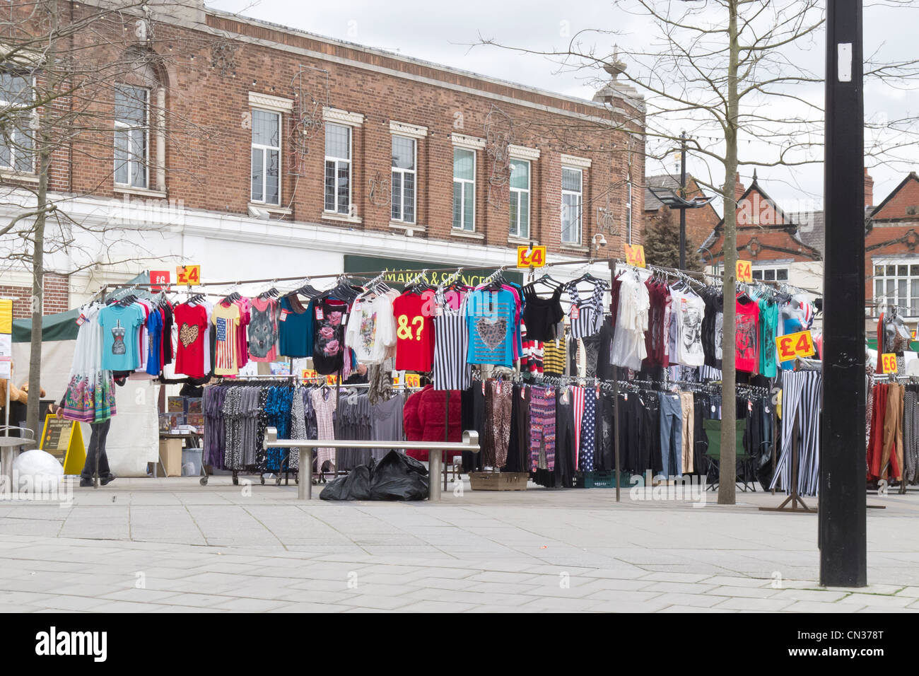 Crewe sur un Samedi Mars commerçante piétonne et du marché Banque D'Images