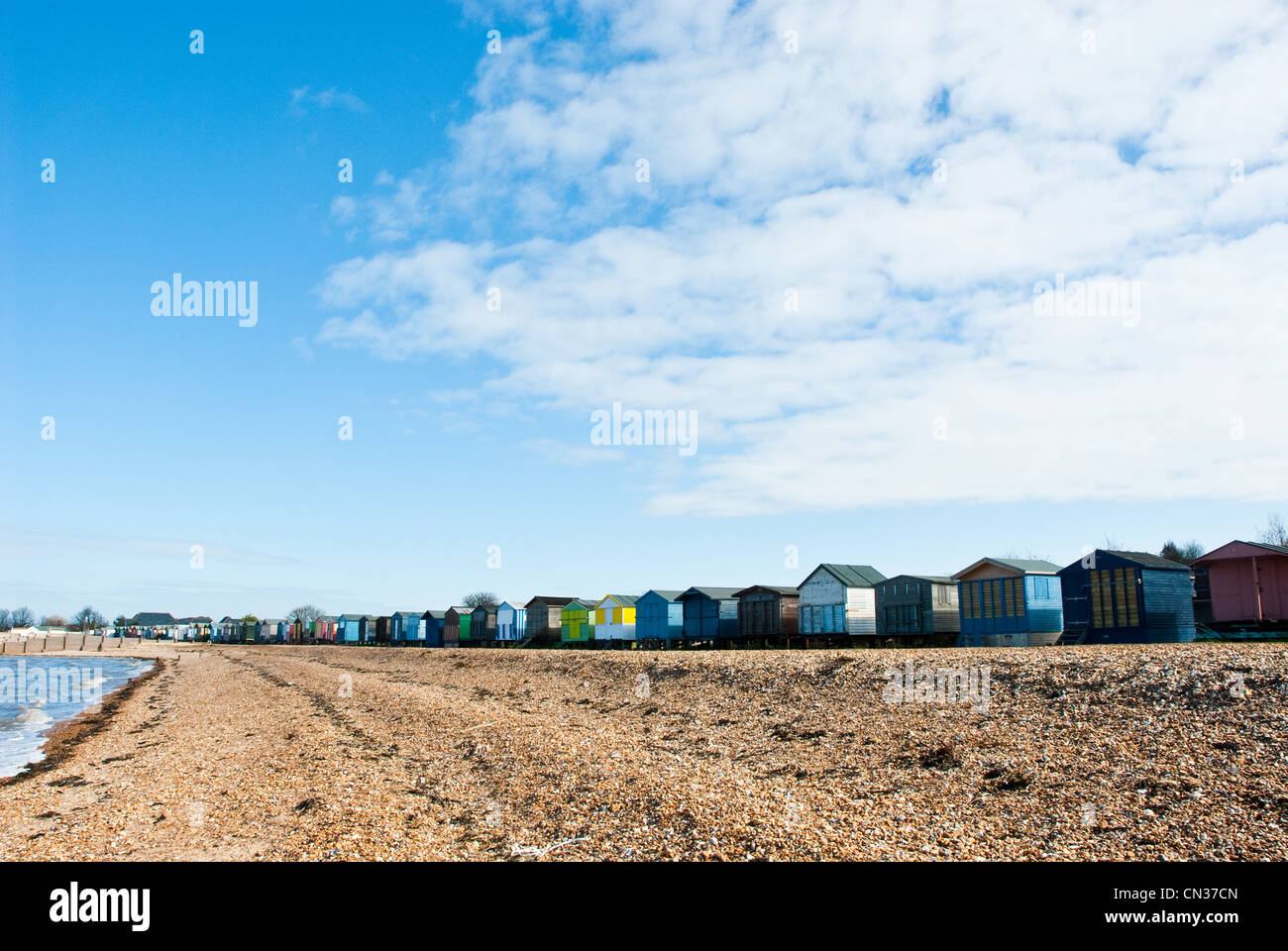 Cabines de plage dans une rangée, Whitstable, Kent, England, UK Banque D'Images