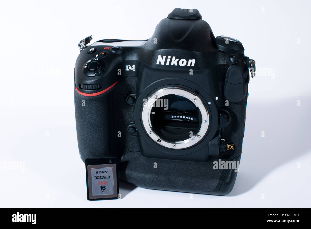 Phare de Nikon appareil photo reflex numérique professionnel le D4. Vu ici sur fond blanc avec la nouvelle carte XQD Sony uniquement utilisée dans le D4. Banque D'Images