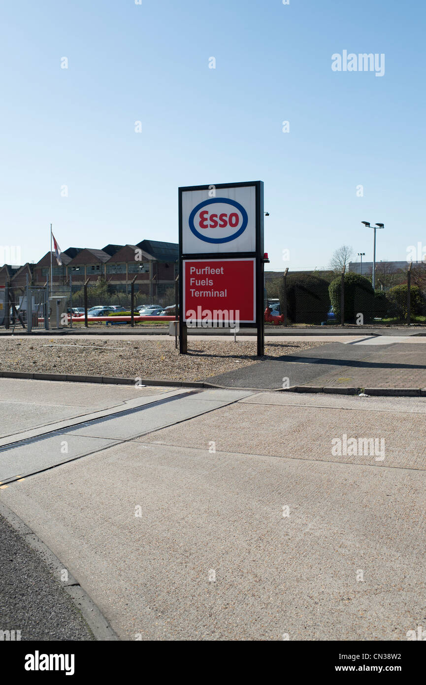 L'entrée du dépôt pétrolier Esso dans London Road, Purfleet, Essex. Ce site faisait partie de l'essence 2000 différend. Banque D'Images