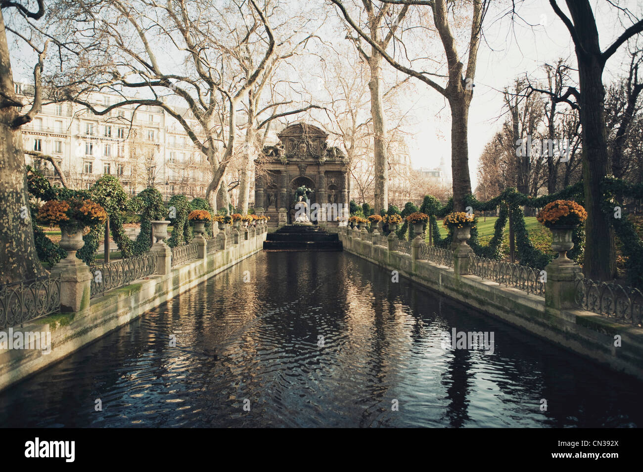 Étang dans un parc, Paris, France Banque D'Images