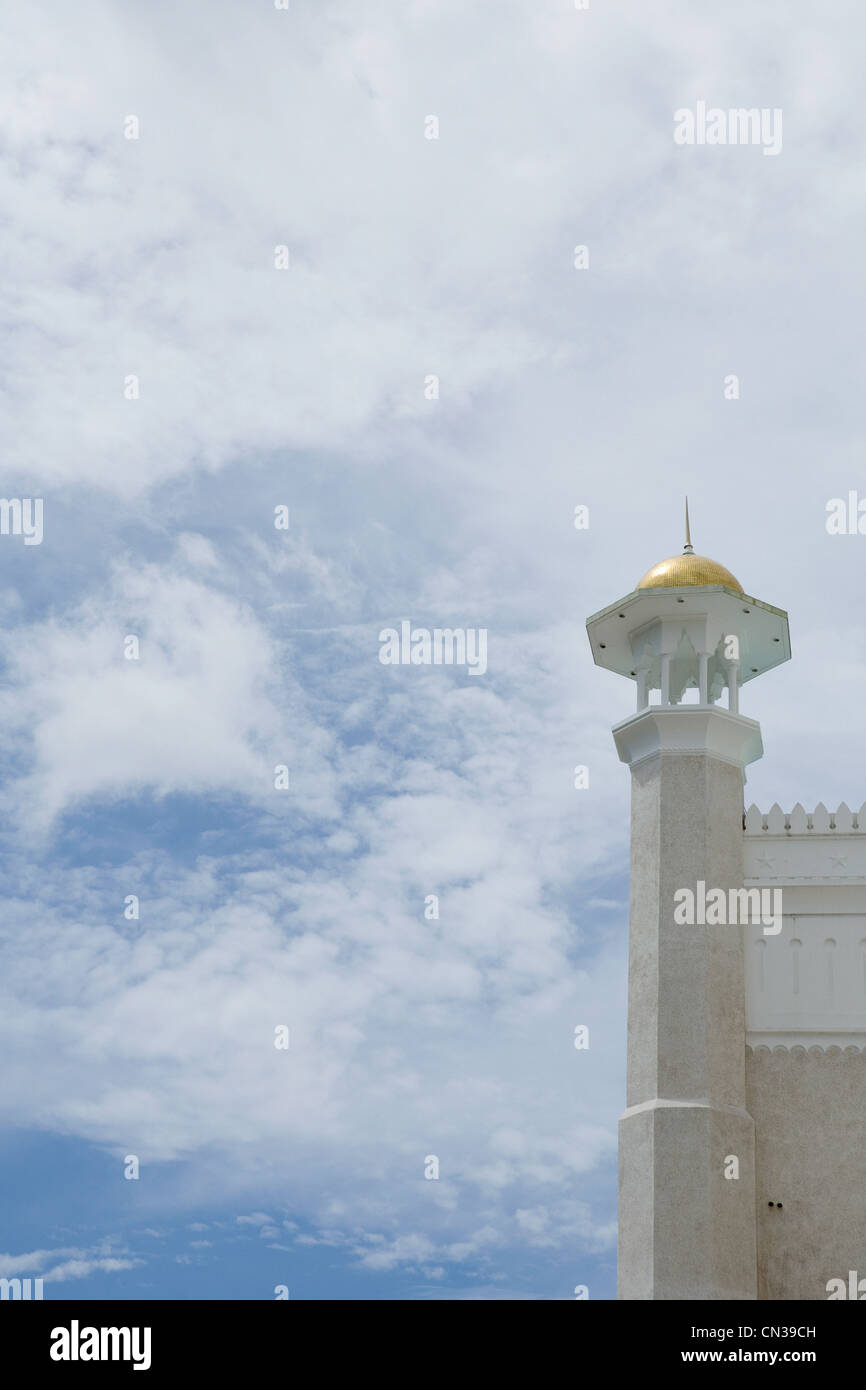 Détail de sultan Omar Ali Saifuddin mosque et ciel nuageux, Bandar Seri Bagawan, Brunei Banque D'Images