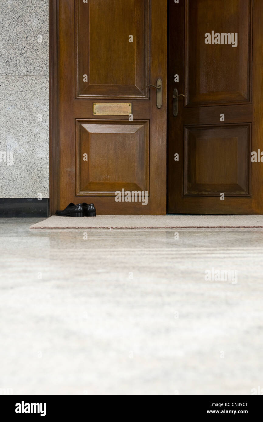 Chaussures devant la porte de Jame' asr Hassanal Bolkiah mosque, Bandar Seri Bagawan, Brunei Banque D'Images