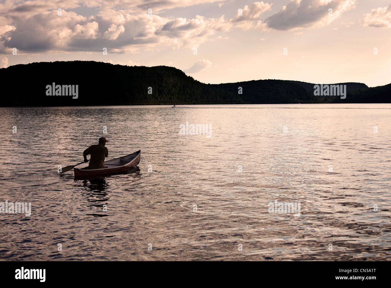 Canoë sur le lac, de l'Ontario, Canada Banque D'Images