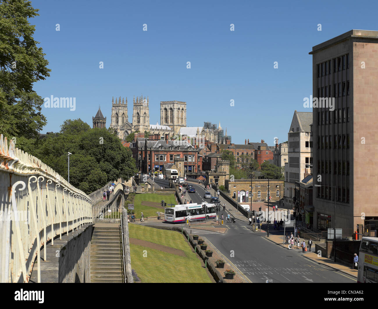 Vue sur le centre-ville de York Minster et les murs en été North Yorkshire Angleterre Royaume-Uni GB Grande-Bretagne Banque D'Images