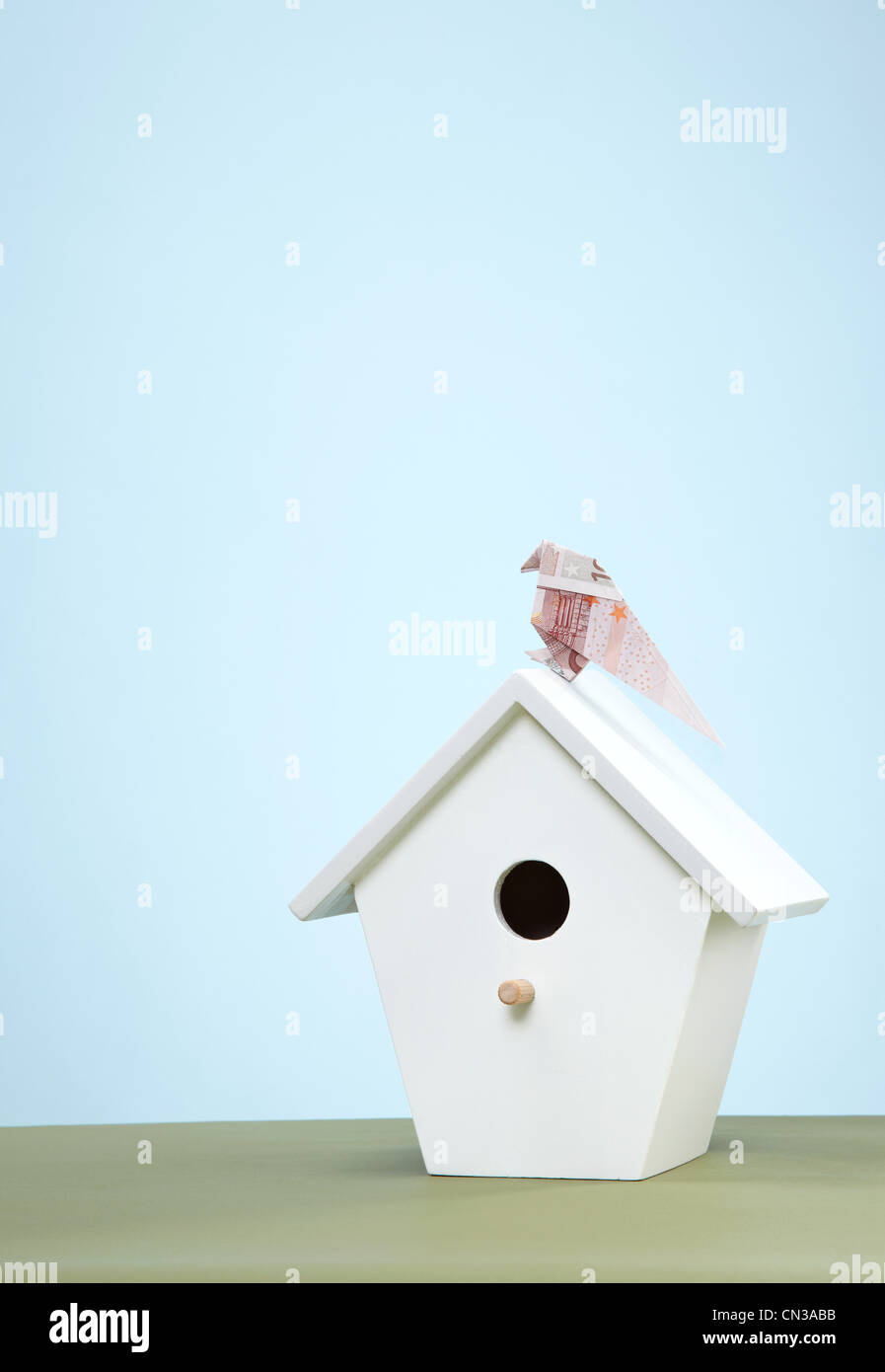 Billet d'euro Origami imitant oiseau sur nichoir Banque D'Images