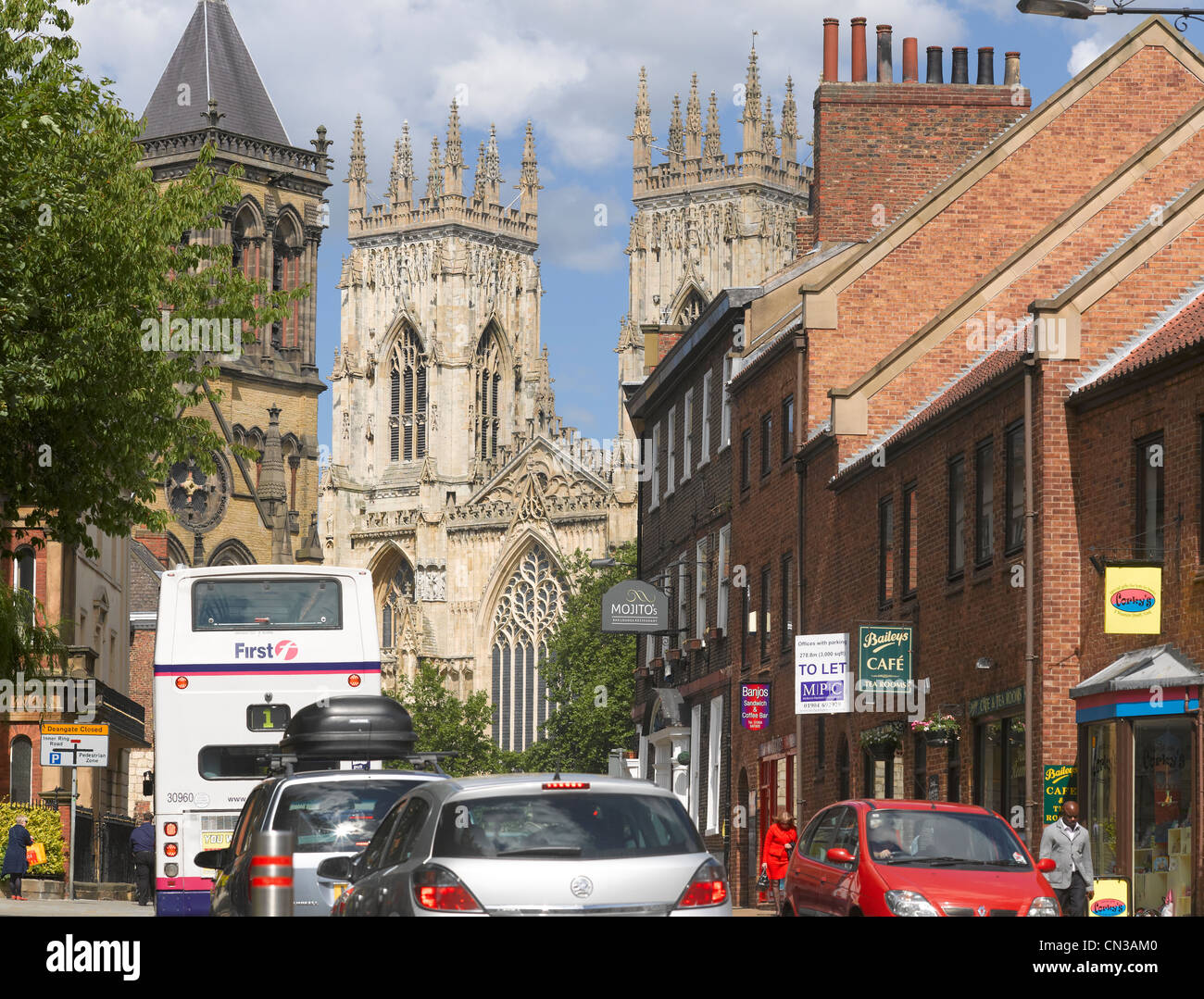 Les voitures et les bus qui encombrent la circulation font la queue et font la queue à York Minster en été Museum Street York North Yorkshire Angleterre Royaume-Uni Grande-Bretagne Banque D'Images