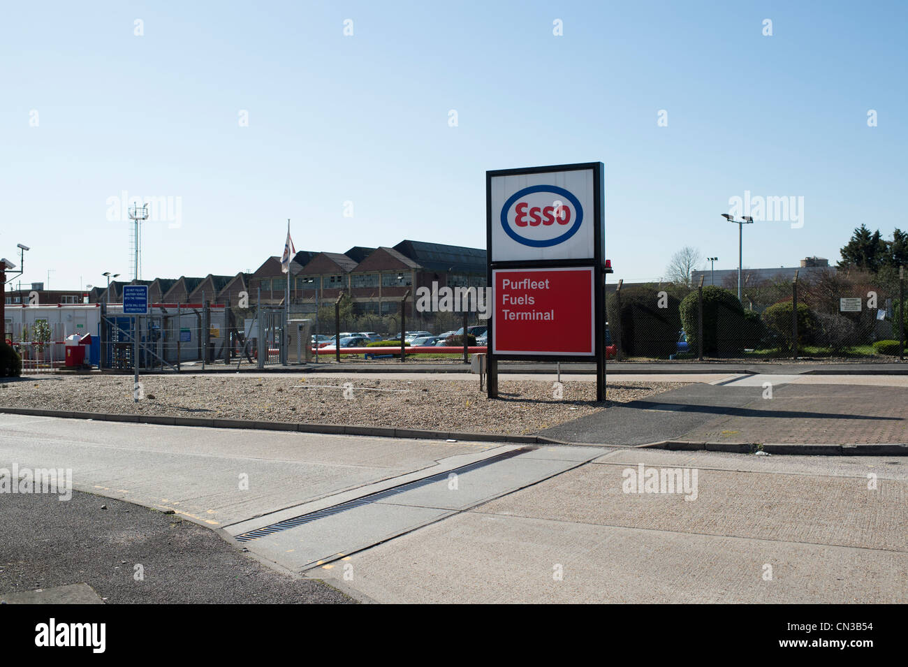 L'entrée du dépôt pétrolier Esso dans London Road, Purfleet, Essex. Ce site faisait partie de l'essence 2000 différend. Banque D'Images