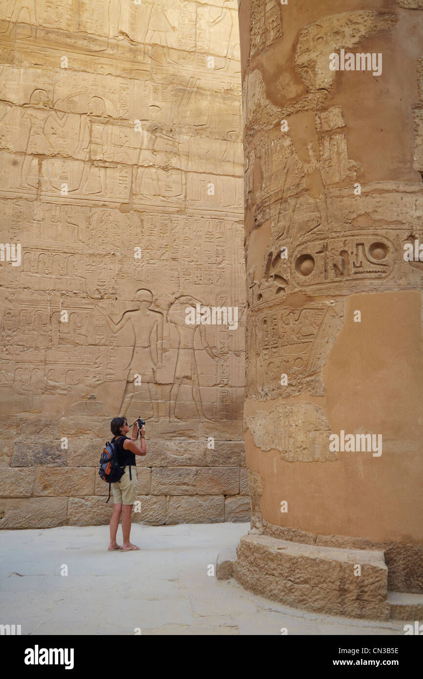 Dans la salle hypostyle du Temple de Karnak, Louxor, Egypte Banque D'Images