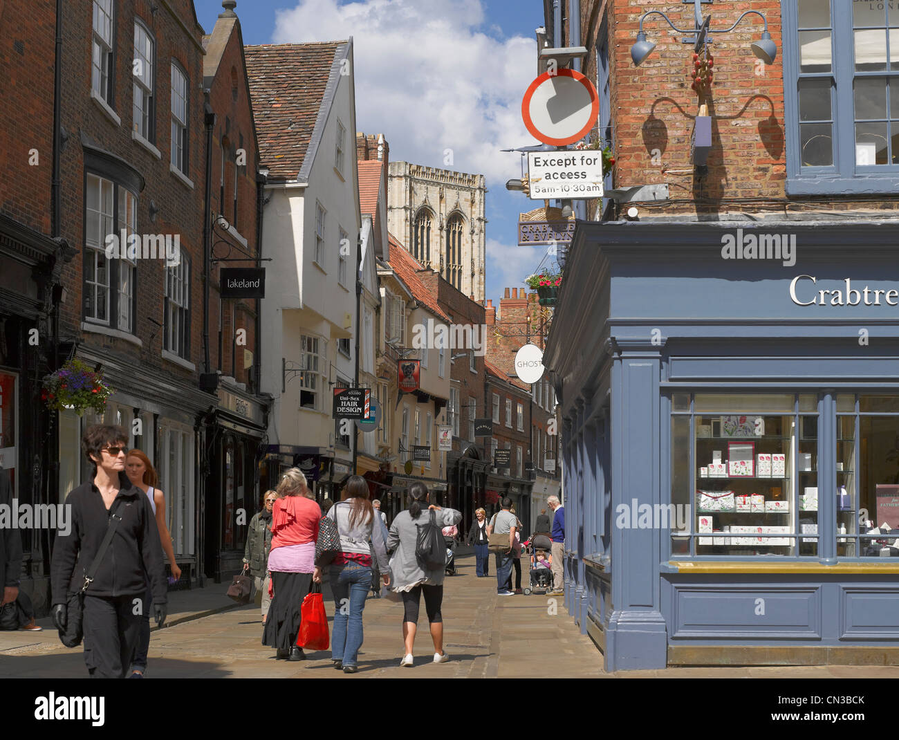 Vue sur la rue piétonne en été Stonegate York North Yorkshire Angleterre Royaume-Uni Grande-Bretagne Banque D'Images