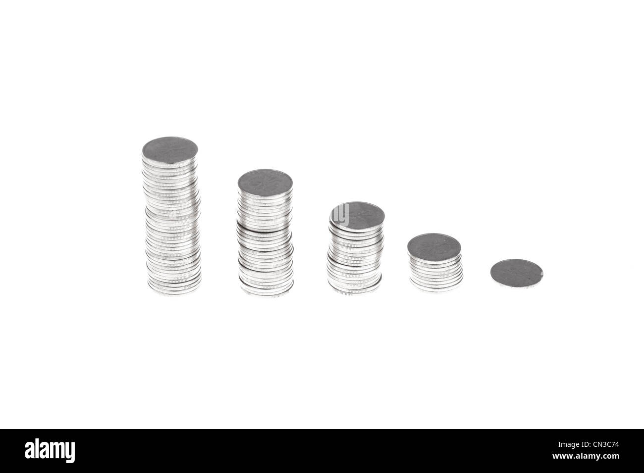 Monnaie zloty polonais en piles. L'argent et l'épargne concept sur fond blanc. Banque D'Images