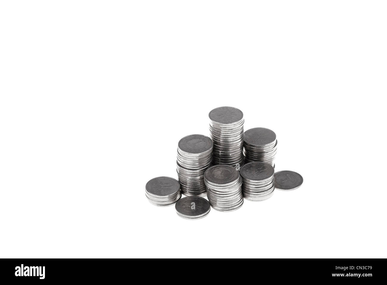 Monnaie zloty polonais en piles. L'argent et l'épargne concept sur fond blanc. Banque D'Images