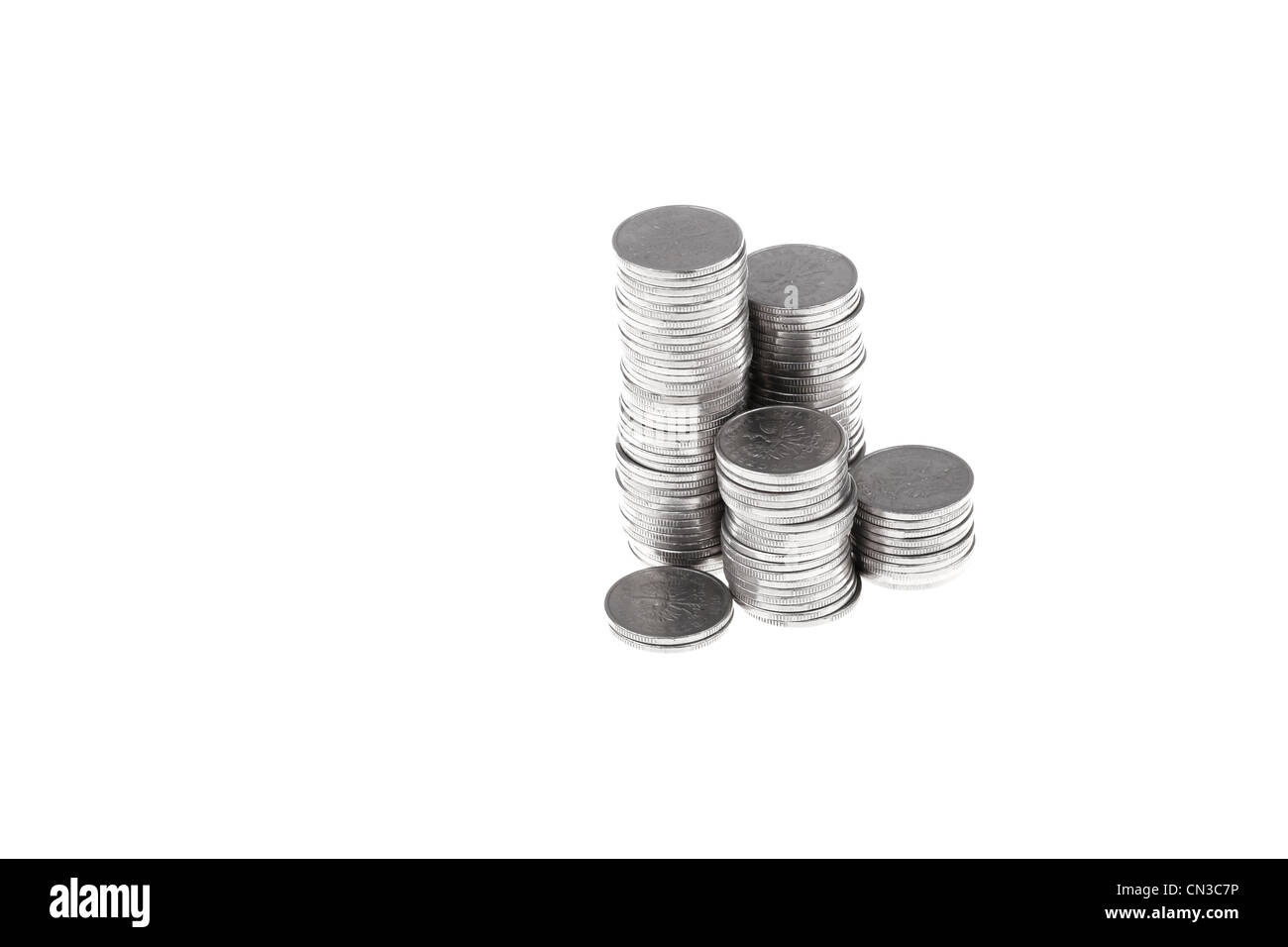 Monnaie zloty polonais en piles. L'argent et l'épargne concept sur fond blanc. Banque D'Images