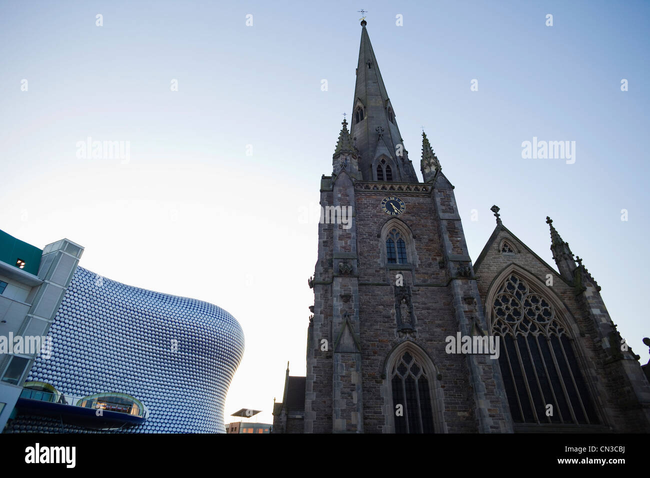 Birmingham, grand magasin Selfridges conçu par les futurs systèmes et clocher d'église St.Martins Banque D'Images