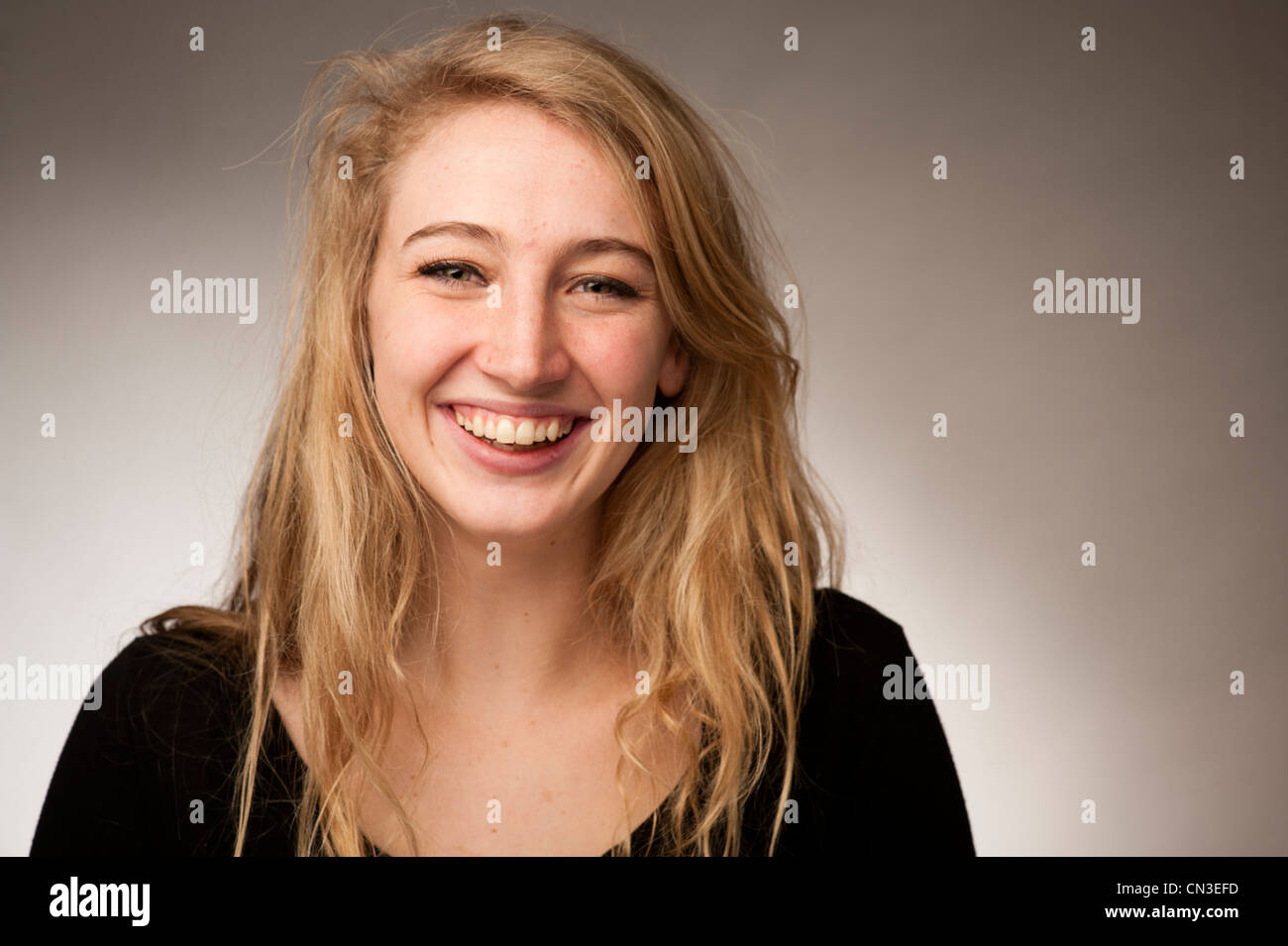Une jeune blonde 19 ans happy smiling woman laughing positive Banque D'Images