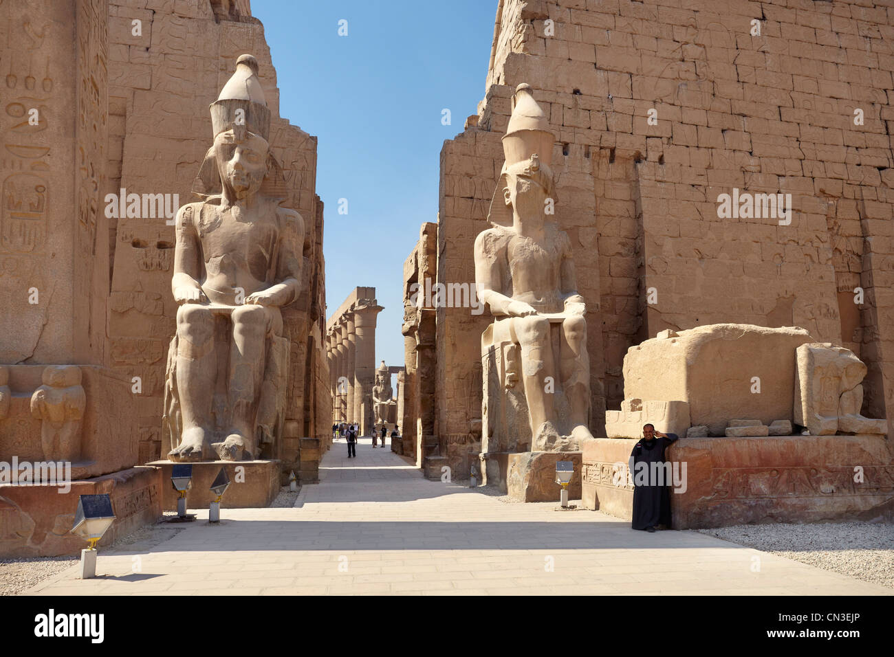 Colosses de Ramsès II à l'entrée du temple de Louxor, Egypte Banque D'Images