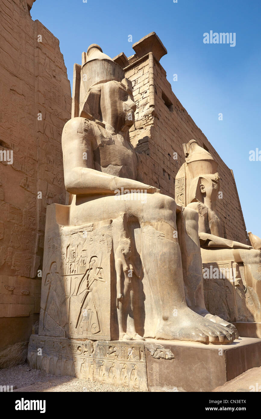 Luxor - Le pharaon Ramsès II statue dans le temple de Louxor, Egypte Banque D'Images