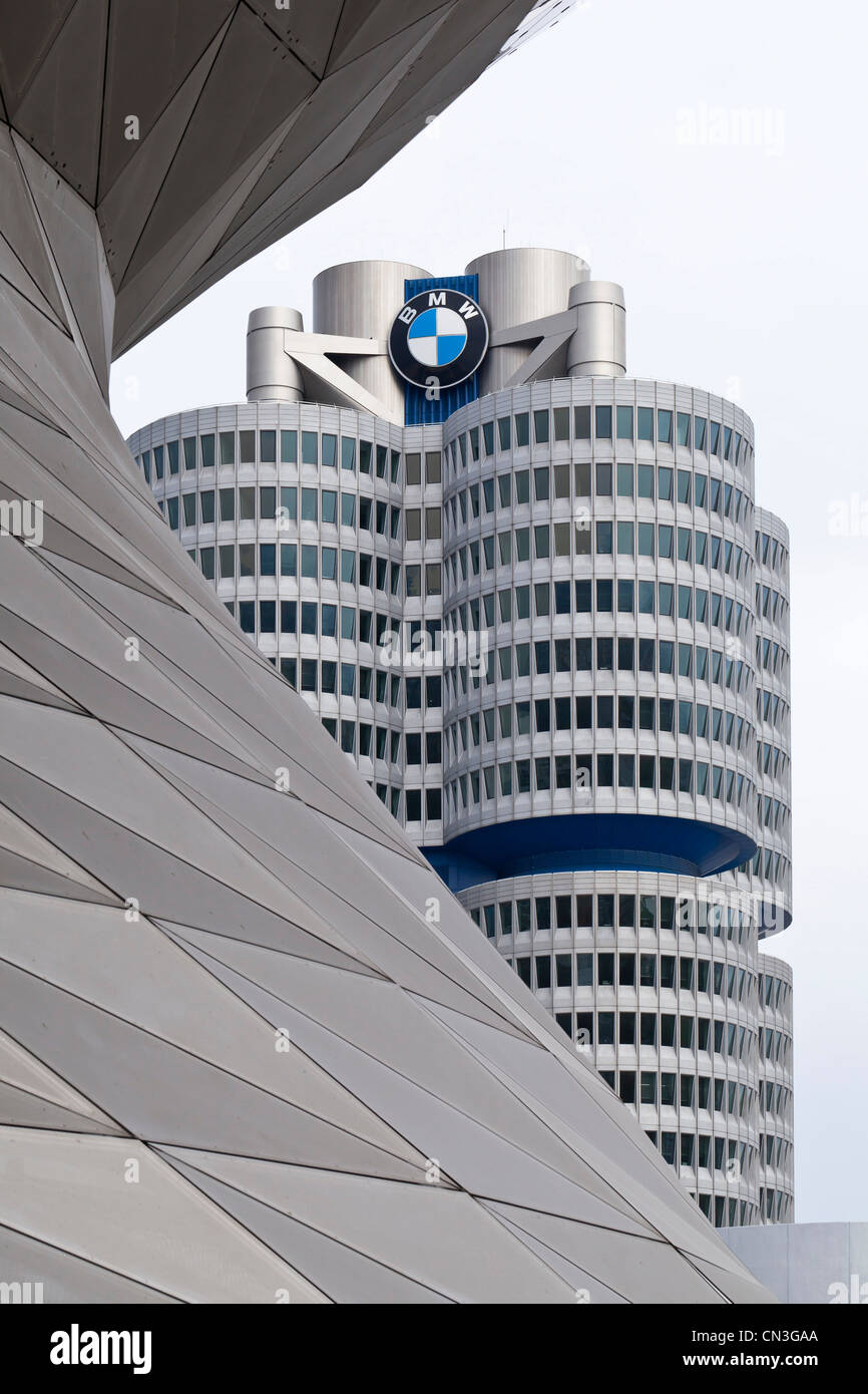 BMW tour derrière la double hélice de l'immeuble (BNMW monde BMW Welt) - Munich, Bavaria, Germany, Europe Banque D'Images