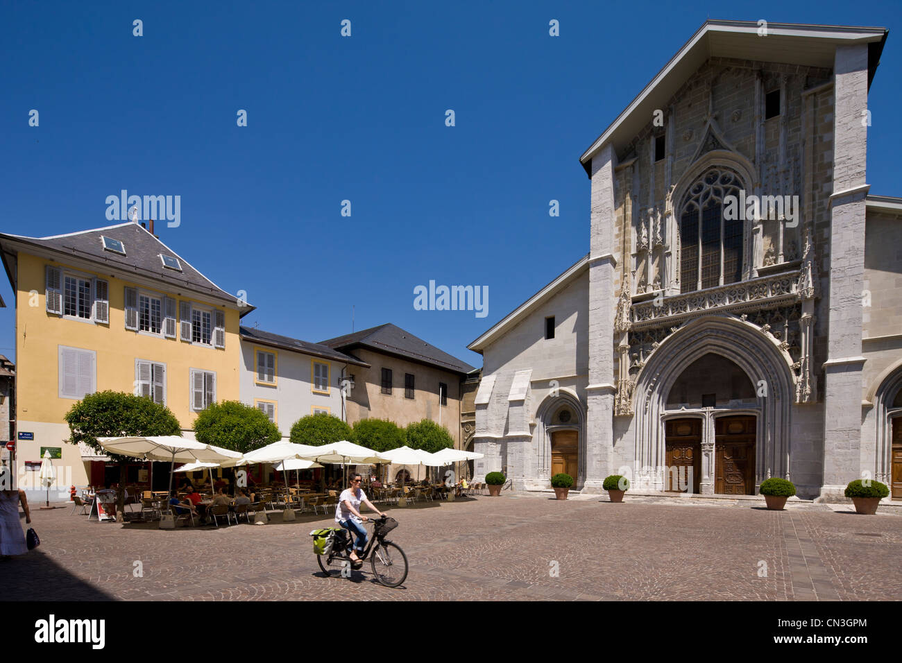 France, Savoie, Chambéry, la vieille ville, restaurant et de Saint François de Sales dans la Cathédrale Place de la metropole Banque D'Images France, Savoie, Chambéry, la vieille ville, restaurant et de Saint François de Sales dans la Cathédrale Place de la metropole Banque D'Images