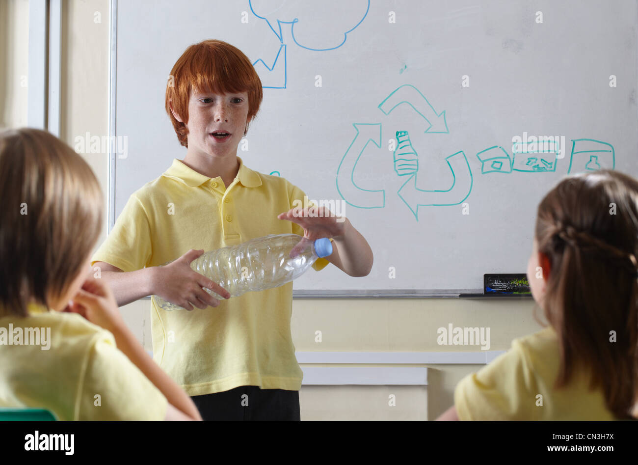 Les enfants de l'école de discuter en classe les questions de recyclage Banque D'Images