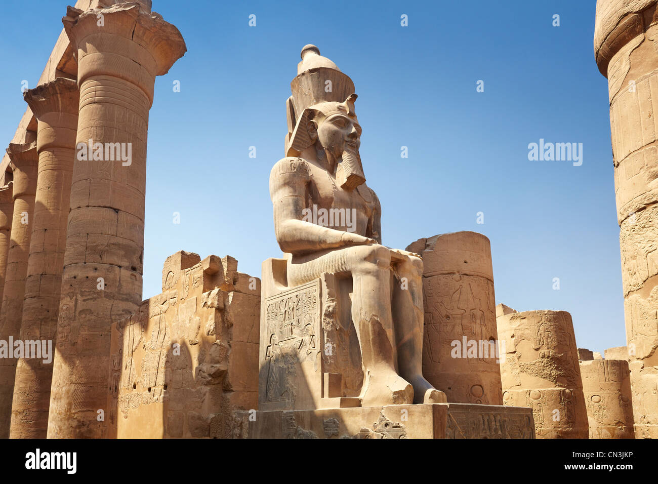 Le pharaon Ramsès II statue dans le temple de Louxor, Louxor, Egypte Banque D'Images