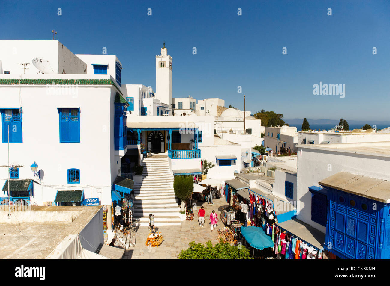 La Tunisie, Sidi Bou Saïd, le village est d'avis avec la mosquée Banque D'Images