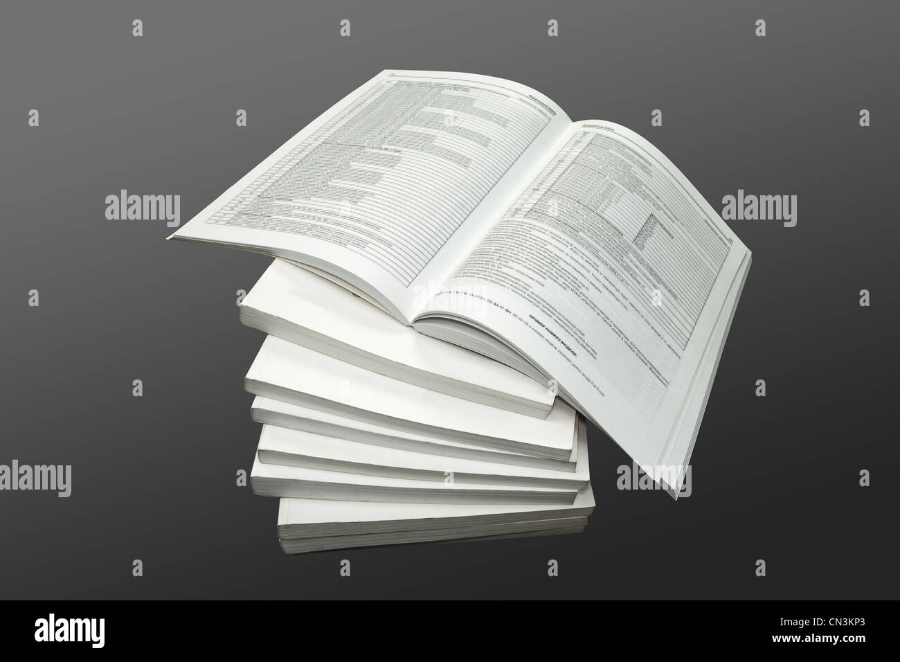 3d, livres, la communication, l'éducation, de l'information, l'apprentissage, d'alphabétisation, littérature, objets, sur gris, ouvert, page, pile, lire, Banque D'Images