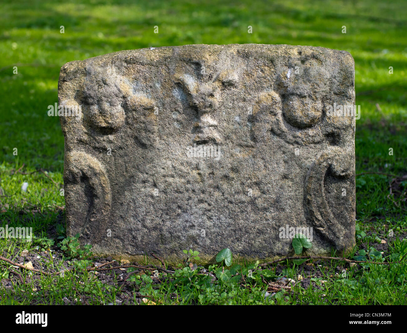 Une vieille pierre tombale altérés sur lequel l'inscription initiale a depuis disparu. Banque D'Images