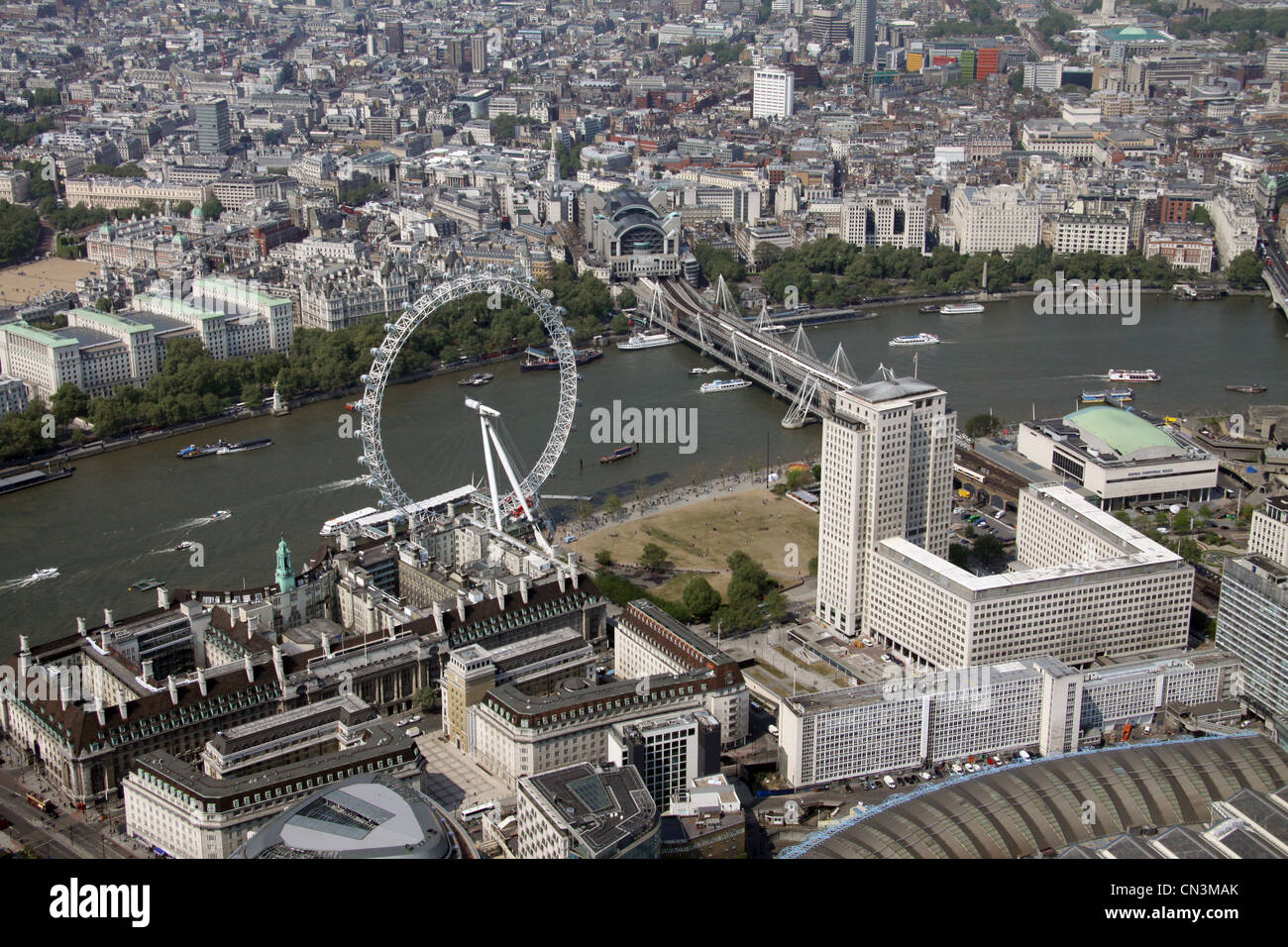 Vue aérienne de l'ancienne salle County, London Eye, Millennium Wheel, Jubilee Gardens, Londres Banque D'Images