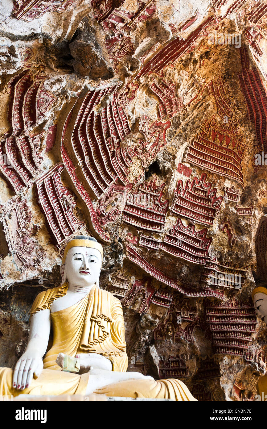 Myanmar (Birmanie), de l'État Karen, HPA, une sculpture de bouddhas dans Sadaing cave Banque D'Images